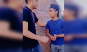 झूट बोलते है लोग के गज्जू तोतला है