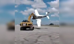 प्लेन कैसे उड़ा रहे है देखिये