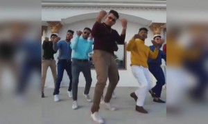 देखिये इन लड़कों का कूल डांस