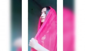 सर पर दुप्पटा रख कर दुल्हन सी लगने लगी