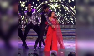 ओ साकी साकी पर नेहा का पफोर्मन्स