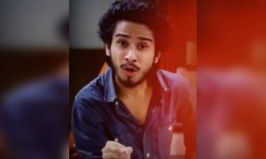 चेहरे पर हसीं रखनी पड़ती है