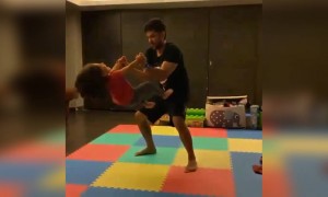 कुनाल अपने बेटी के साथ खेलते हुए