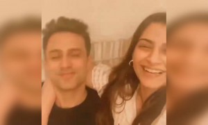 सोनम कपूर और उनके पति का क्यूट वीडियो