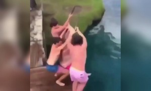 और ये सब पानी के अंदर LOL