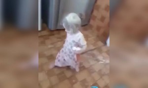 आटा गिरा लिया बच्ची ने खुद पर