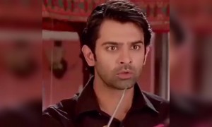 वो तो बस स्क्रू ड्राइवर से अपना काम करने जा रहा था