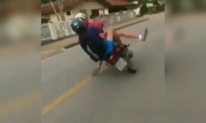 लड़की को साथ घुस गया गड्ढे में