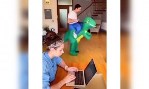 जब आपकी पत्नी को वर्क फ्रॉम होम मिला हुआ है लेकिन आपको नहीं