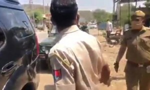 देखिये कैसे एक आर्मी अफसर ने पुलिस कर्मियों को दी बधाई