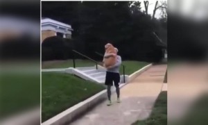 देखिये यह डॉगी अपने मालिक से कितना प्यार करता है