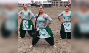 खेत में चल रहा भांगड़ा