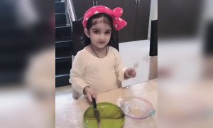 भूक लगी है बच्ची को