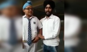 इस बच्चे की आवाज़ कितनी सुरीली है