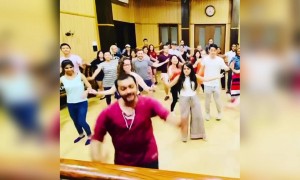 इतने लोग एक साथ डांस प्रैक्टिस कर रहे है