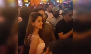 दिशा और टाइगर फोटो खिंचाते हुए