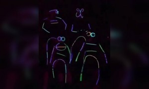 पूरा फॅमिली लाइट वाला डांस कर रहा