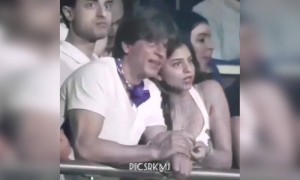 शाहरुख़ अपनी बेटी के साथ