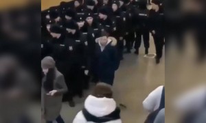 पुलिस के सामने क्या हुआ देखिये