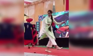 कूल भांगड़ा डांस करती लड़की