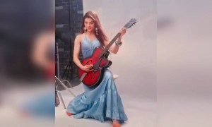 उर्वशी का वीडियो गिटार के साथ