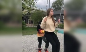 झूला झूलते झूलते ये कहाँ कूद गयी