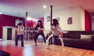 परिवार एक साथ नाचते हुए