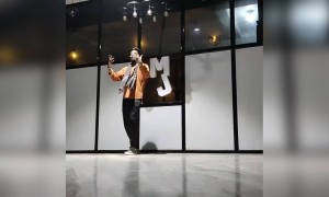 मेरी बाहों में...