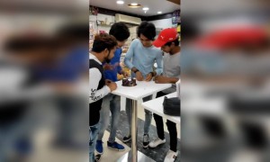 चाकू से क्या कर रहा?