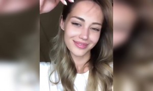 क्या हेयर स्टाइल है, विथ क्यूट स्माइल !