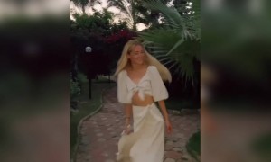 गार्डन में वाकिंग स्टाइल एक बार देखलेना !