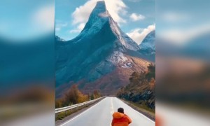 कैसा पर्वत है,एक फोटो खीचलेना !