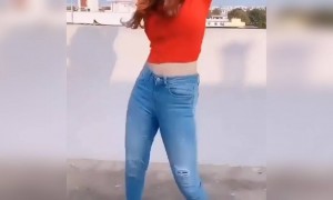 घर के ऊपर कितना अच्छा डांस कर रहा है !