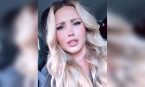 कार चलते चलते गाना गा रहा है एक बार आप बी सुनो !