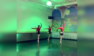 बड़ा मस्त डांस है इनका मास्क पहने हुए ...