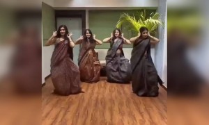 झुमका झुमका झुमका। ...