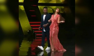 आँखों में तेरी अजब सी