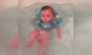 स्विमिंग बेबी