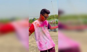 होली मुबारक - आइए रंगों के इस त्योहार का आनंद लें....!