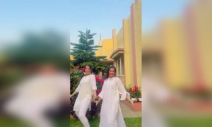 होली मुबारक - आइए रंगों के इस त्योहार का आनंद लें...!