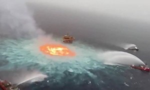 मेक्सिको के पास समुद्र के बीच में आग की लपटें |  मेक्सिको महासागर