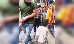 यह नन्हा बच्चा धर्मशाला की सड़कों पर लोगों से मास्क पहनने के लिए कहता नजर आया। उसके पास पहनने के लिए जूते भी नहीं हैं।