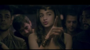 कुछ आदमियों ने उसे आधी रात में घेरा और फिर बताया की रियल आदमी क्या करते हैं 