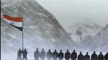 सियाचिन के तेज़ बर्फीली आँधियों में भारत माँ के लाल तिरंगा लहराते हुए