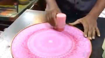 क्या कभी देखी है ऐसे बनती हुई रंगोली, रंगो की ये कारीगरी देखकर हैरान रह जायेंगे आप
