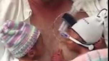 नवजात जुड़वाँ बच्चों का ये प्यार देख पिघल जायेगा आपका भी दिल