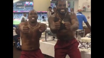 भारत से जीत के बाद देखिये कैसे क्रिस गेल और ब्रावो ने शर्ट उतार कर मनाया जीत का जश्न