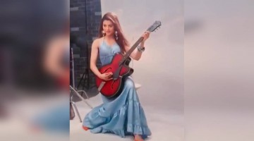 उर्वशी का वीडियो गिटार के साथ