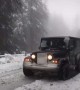 बर्फ़बारी के बीच ठाट से चलता जीप